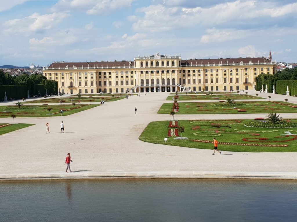 Schloss Schönbrunn ist nur drei U-Bahn Stationen vom Mauthaus-Schönbrunn-Ferienappartement entfernt