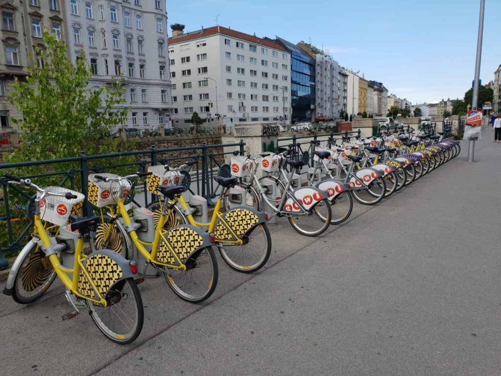 Gratis Citybikes direkt vor der U-Bahn Station nahe Mauthaus Schönbrunn - Ferienappartement - Pop-Up Shop