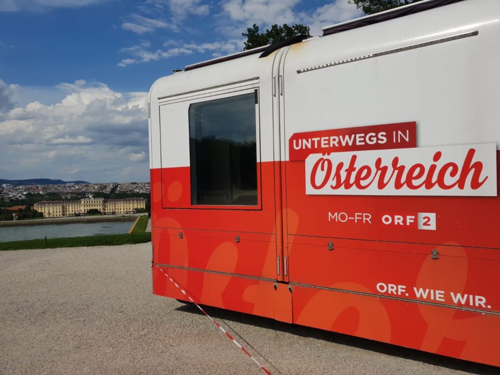 Auch der ORF ist unterwegs in Schönbrunn nahe dem Mauthaus Schönbrunn - Ferienappartement - Pop-Up Shop